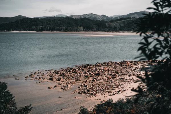 Strand Mit Vielen Kleinen Kieselsteinen Und Felsen Einem Ruhigen Und — Stockfoto