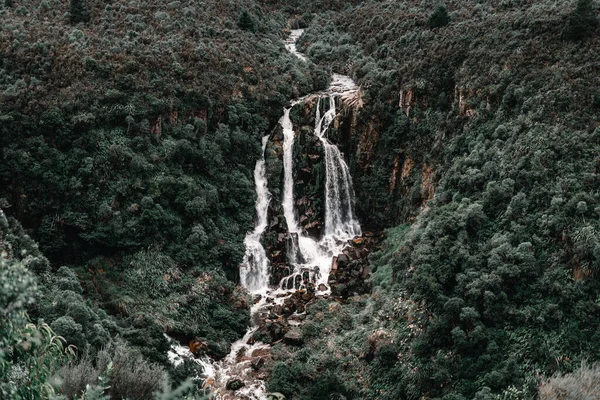 Flusswasser Das Den Steilen Fall Erreicht Der Die Wunderschönen Wasserfälle — Stockfoto
