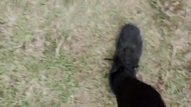 Yeni Zelanda, Yeni Zelanda 'da yeşil çimlerde yürüyen tanınmayan bir adam - 4K Yatay Video