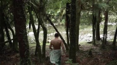 Üstsüz adam Yeni Zelanda, Yeni Zelanda 'da 4K Yatay Video Ormanı' nda yürüyor.