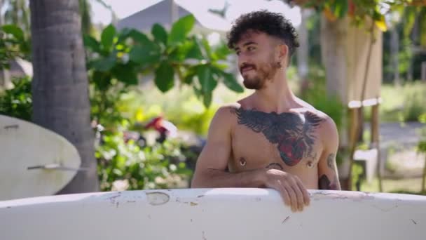 Joven Hipster Macho Sosteniendo Paddle Board Durante Sus Vacaciones Tailandia — Vídeos de Stock