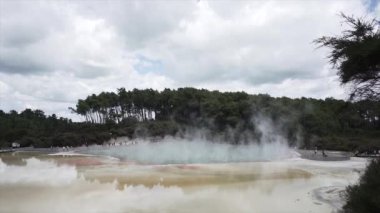 Yeni Zelanda 'da Rotorua' nın doğal kaplıcalarını ziyaret eden tanınmamış turistler - 4K Yatay Video