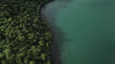 Rotorua 'daki göl kenarındaki yeşil dağların havadan görünüşü, Yeni Zelanda - 4K Yatay Video