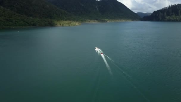 Légi Kilátás Hajó Vitorlázás Tavon Kilátással Erdő Rotorua Zéland Horizontális — Stock videók