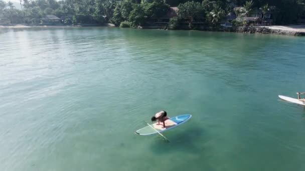 Maschio Femmina Provano Pose Yoga Mentre Sulle Pedane Mare Riprese — Video Stock