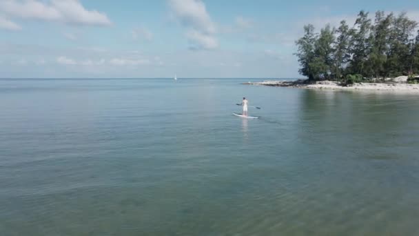 Pria Kaukasia Papan Dayung Sup Pulau Koh Phangan Rekaman Drone — Stok Video