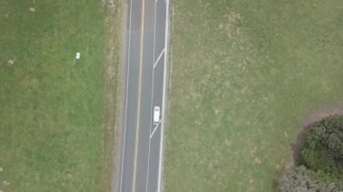 Rotorua, Yeni Zelanda 'daki yeşil çayırın yanında bir arabanın hava manzarası durdu. - 4K Yatay Görüntü