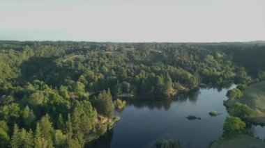 McClaren Park 'ın havadan görünüşü ve gölü, Yeni Zelanda - 4K Yatay Video
