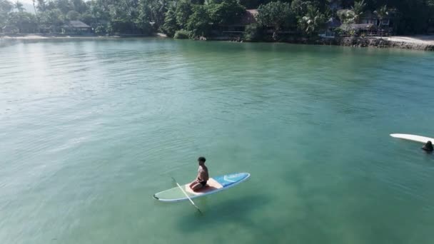 Ontspannen Man Staat Nog Steeds Peddelbord Wateren Van Koh Phangan — Stockvideo