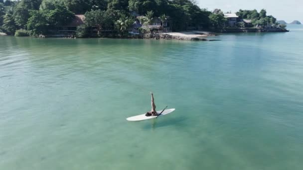 Mujer Yogui Practicando Viparita Karani Posan Sobre Tabla Paddle Isla — Vídeos de Stock