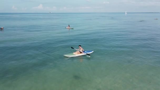 Молодий Спортсмен Веслував Пляжі Таїланді Концепція Вільного Часу Здорового Способу — стокове відео