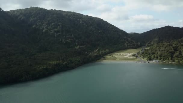 Luftaufnahme Von Landschaft Und See Mit Einem Boot Neben Den — Stockvideo