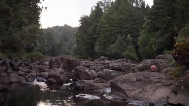 Kaukasier Erklimmt Felsen Bei Mclaren Falls Neuseeland Horizontalvideo — Stockvideo