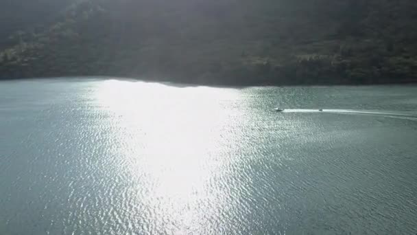 在罗托鲁阿绿色丛林旁边的湖面上航行的空中观察船 新的热情 4K水平视频 — 图库视频影像
