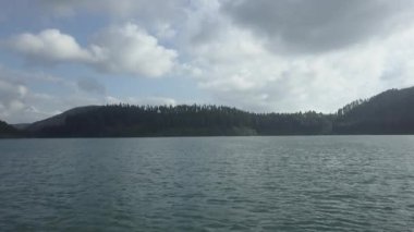 Mavi göl ve rotorua dağlarının havadan görünüşü, Yeni Zelanda - 4K Yatay Video