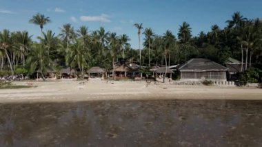 Koh Phangan adasının ters görüntüsü. İnsansız hava aracı Koh Phangan 'ın cennet adasını ortaya çıkardı - 4K Yatay video