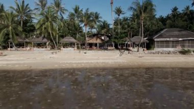 Cennet gibi Koh Phangan adasının kıyı şeridi - Tayland sahilinin insansız hava aracı görüntüleri - 4K Yatay video