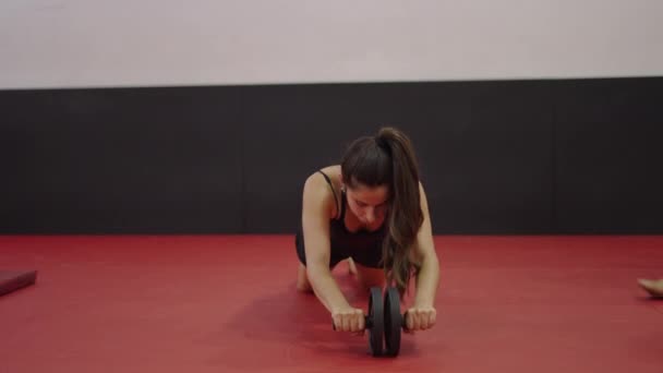 Stark Kvinna Använder Roller För Att Träna Gymmet Stärkt Kvinna — Stockvideo