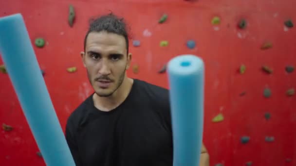 Pov Personal Trainer Usando Macarrão Piscina Para Praticar Técnica Boxe — Vídeo de Stock