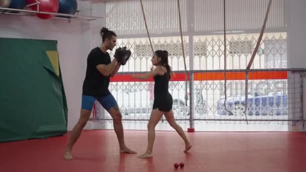 Våldsam Kvinna Självförsvarsklass Kvinnlig Träning Boxning Med Fitness Instruktör Gymmet — Stockvideo