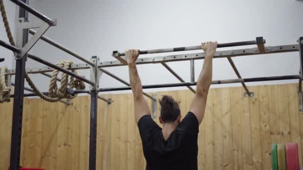 Vista Trasera Del Hombre Musculoso Haciendo Pull Ups Colgando Bar — Vídeos de Stock