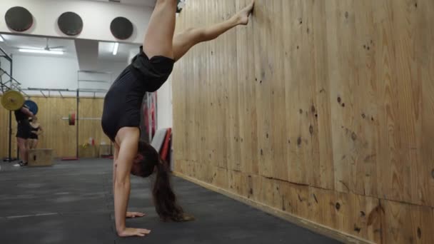 Flessibile Donna Forte Che Manubrio Stretching Contro Muro Palestra Video — Video Stock