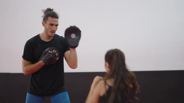 Mulher Com Poderes Aprender Defender Mulher Treinamento Perfuração Técnica Kickboxing — Vídeo de Stock