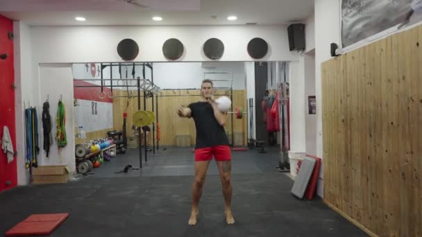 Молодой Мускулистый Человек Тренируется Спортзале Используя Гири Тяжёлая Атлетика Клубе — стоковое видео