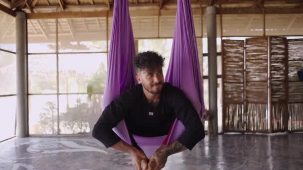 Asyalı Yoga Öğretmeni Öğrencileriyle Konuşuyor Kollarını Açarken Baş Aşağı Asılı — Stok video