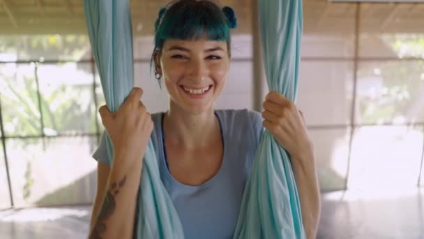 一组做蝶泳的妇女在空中做瑜伽姿势 健康和积极的生活方式概念 水平4K视频 — 图库视频影像