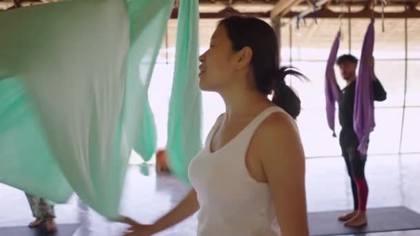 Fuerte Soporte Mujer Flexible Pose Mariposa Hamacas Seda Toma Cámara — Vídeo de stock