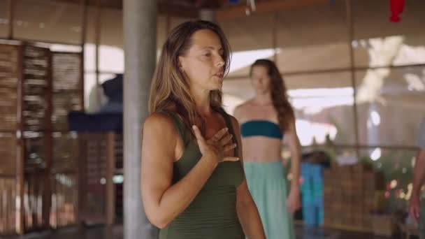 Mujer Armonía Explica Cómo Mover Energía Dentro Del Cuerpo Clase — Vídeo de stock
