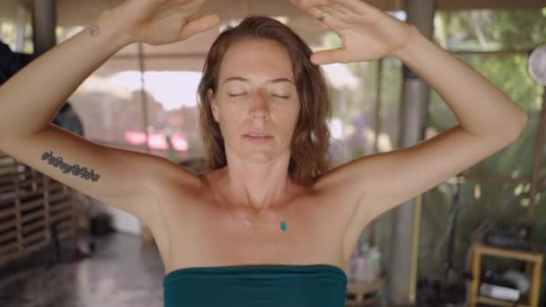 女性の呼吸を閉じて ヨガのクラスで瞑想彼女の腕を移動します ウェルネスと精神的なケア 4K水平ビデオ — ストック動画