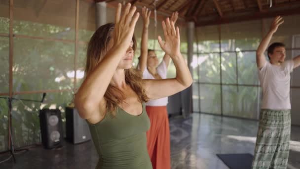 Multietnická Skupina Dýchá Medituje Spolu Zdvihnou Ruce Pohybují Pomalu Relaxační — Stock video