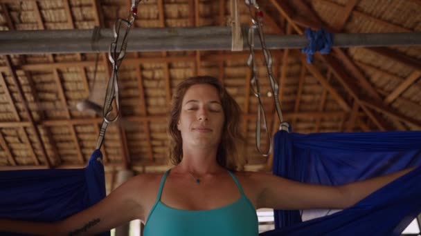 Deux Femmes Pratiquant Yoga Aérien Pendent Envers Dans Pose Sirène — Video