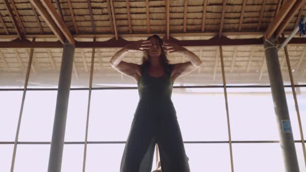Instructor Profesionist Meditație Ghidează Clasă Studioul Yoga Ferestre Mari Thailanda — Videoclip de stoc