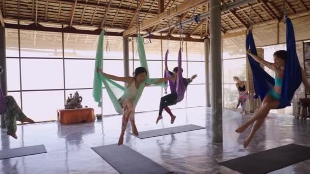 Duas Mulheres Penduradas Cabeça Para Baixo Aula Ioga Aérea Eles — Vídeo de Stock