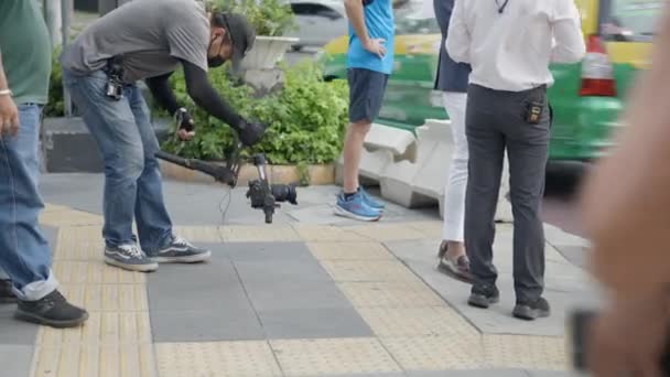 Videógrafo Profesional Que Dispara Metraje Entrevista Aire Libre Con Cámara — Vídeo de stock