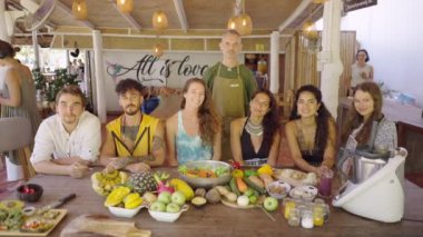 Gururlu bir grup insan yemek pişirme derslerinin anısına poz veriyor. Kameraya bakan mutlu insanlar - 4K Yatay Video