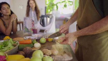 Mutfak kursunda zencefil soyan profesyonel aşçı. Yakın çekim. 4K yatay video.