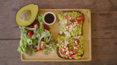 Sağlıklı kahvaltı: salata, avokado tostu ve bal. Sağlıklı yemek için statik görüntü - 4K Yatay Görüntü