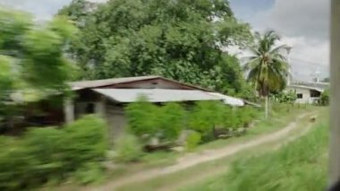 Kanchanaburi 'de, Tayland' ın ölüm trenine binerken ki görüntüsü - 4K Yatay video