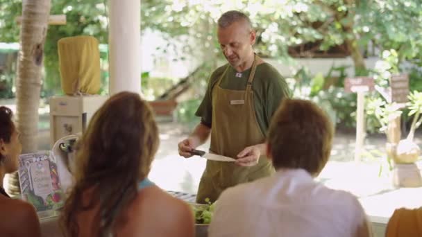 Male Chef Leading Cooking Class Coliving Space Digital Nomads Blurry — Stock Video