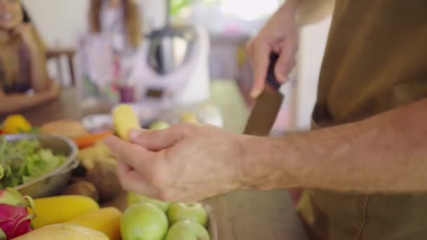 Detailní Záběr Muže Nožem Loupání Banánů Stolu Spousta Ovoce Zeleniny — Stock video