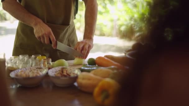 Nerozpoznatelný Muž Krájí Cibuli Ostrým Nožem Detail Ruky Záběr Horizontal — Stock video