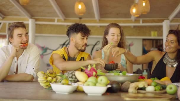 Happy Multiraciale Groep Studenten Eten Gehakte Groenten Keuken Cursus Slow — Stockvideo