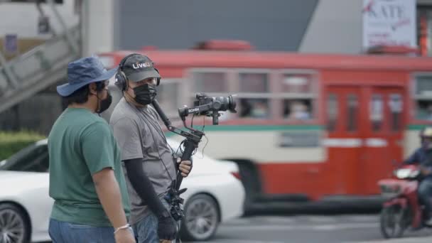 Een Beroemdheid Persoonlijkheid Dragen Masker Tijdens Outdoor Shoot Van Zijn — Stockvideo