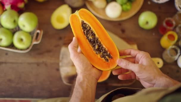 Finom Papaya Vágott Nyitott Fölött Asztal Sok Más Gyümölcs Lassított — Stock videók
