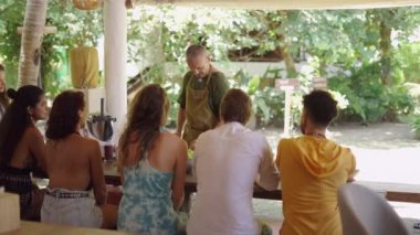 Bir grup dijital göçebe birlikte yaşama alanındaki aşçılık derslerine katılıyor. Öğrenciler şefi dinliyor - 4K Yatay Video
