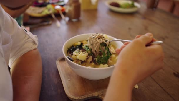 Hombre Irreconocible Disfruta Plato Sopa Fideos Con Tenedor Después Clase — Vídeos de Stock